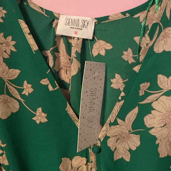 NWT TOP - Picture 3 of 4